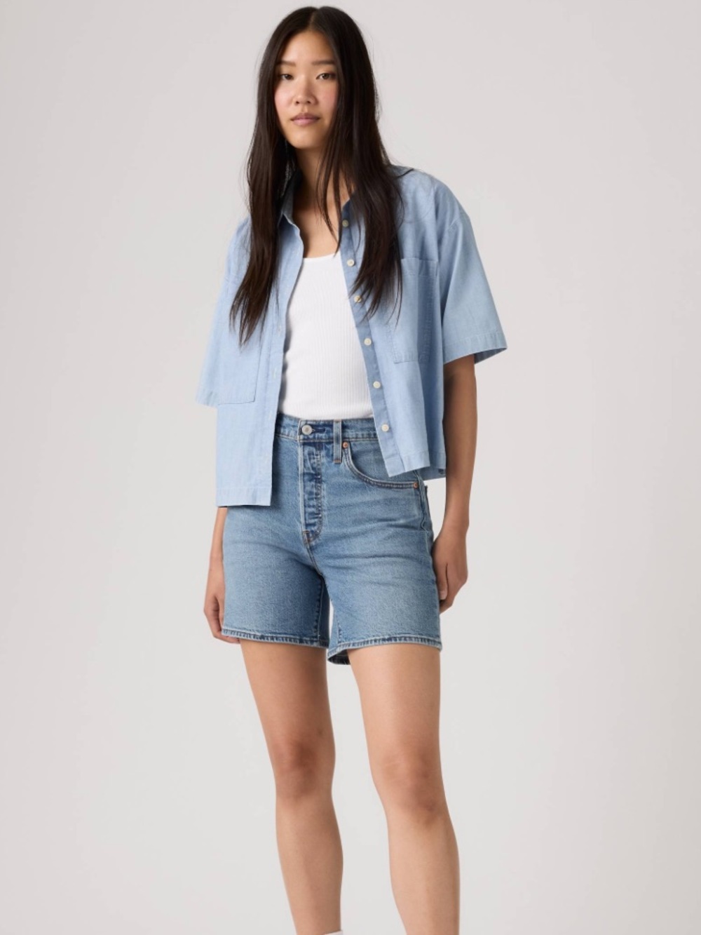 Levi’s 501 Distressed Shorts in Blue Light Wash size 28